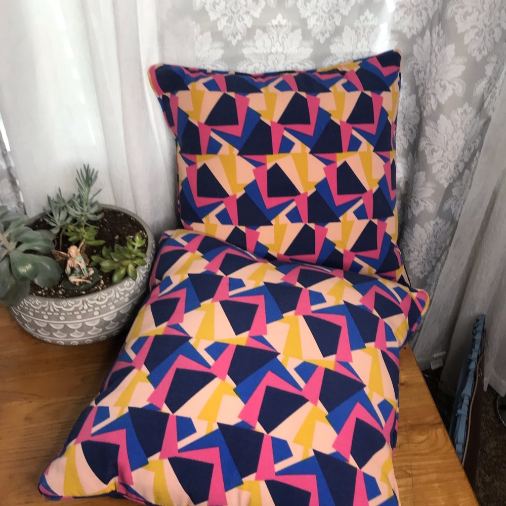 Set of 2 throw pillows by Tracee Ellis Ross - Picture 3 of 5